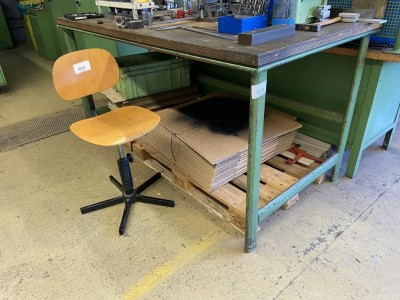 1 Arbeitstisch mit Arbeitsdrehstuhl